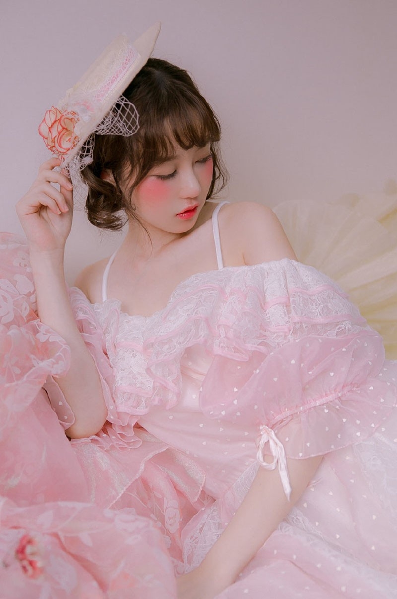 粉嫩小妹漂亮脸蛋白里透红写真  第4张