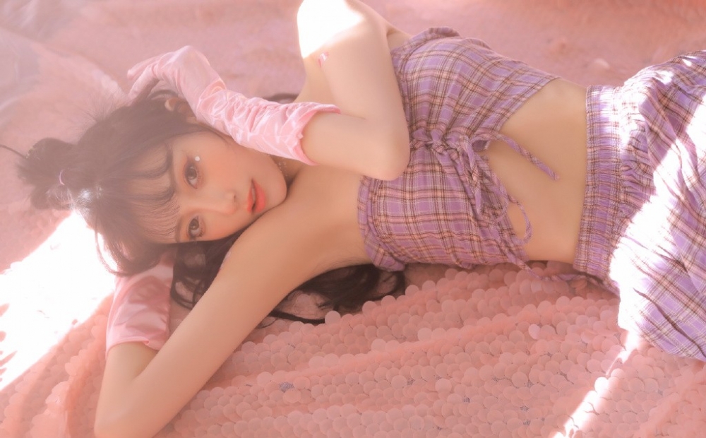 漂亮美眉小蛮腰大长腿私房写真  第11张