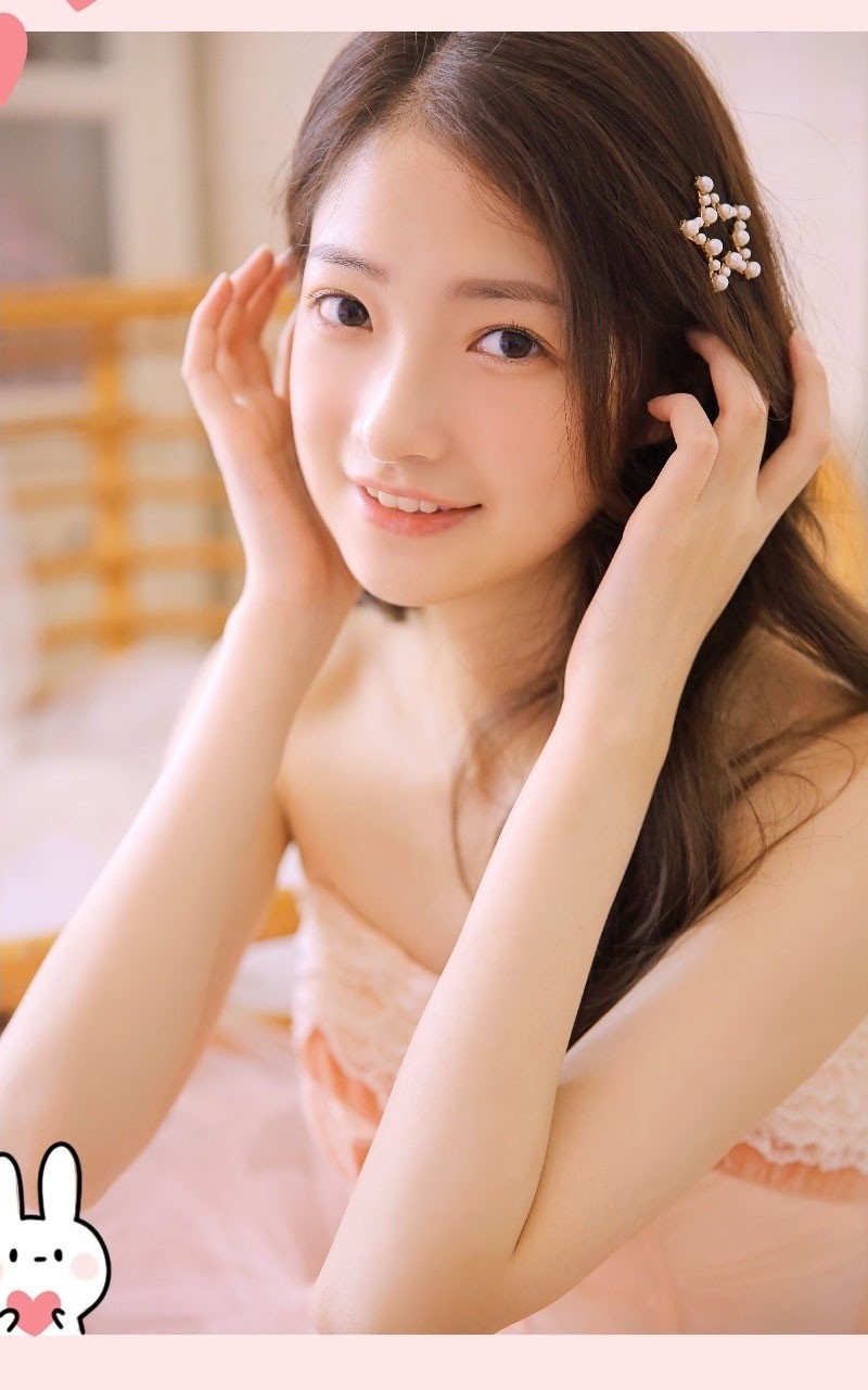 卷发美女粉色纱裙香肩锁骨写真  第1张