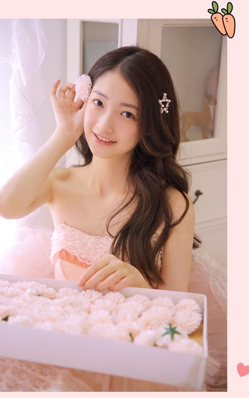 卷发美女粉色纱裙香肩锁骨写真  第2张