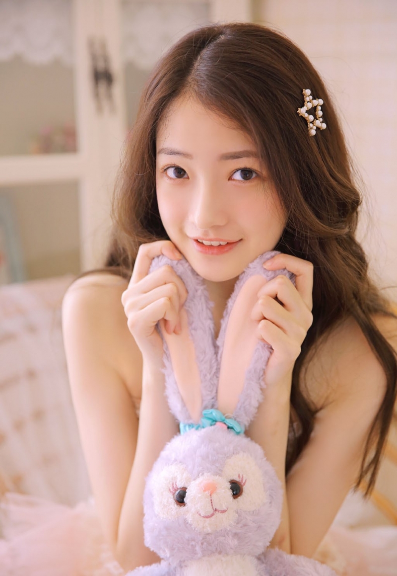 卷发美女粉色纱裙香肩锁骨写真  第5张