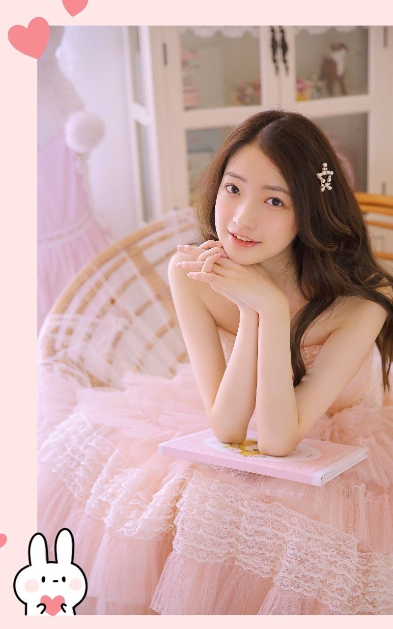 卷发美女粉色纱裙香肩锁骨写真  第10张