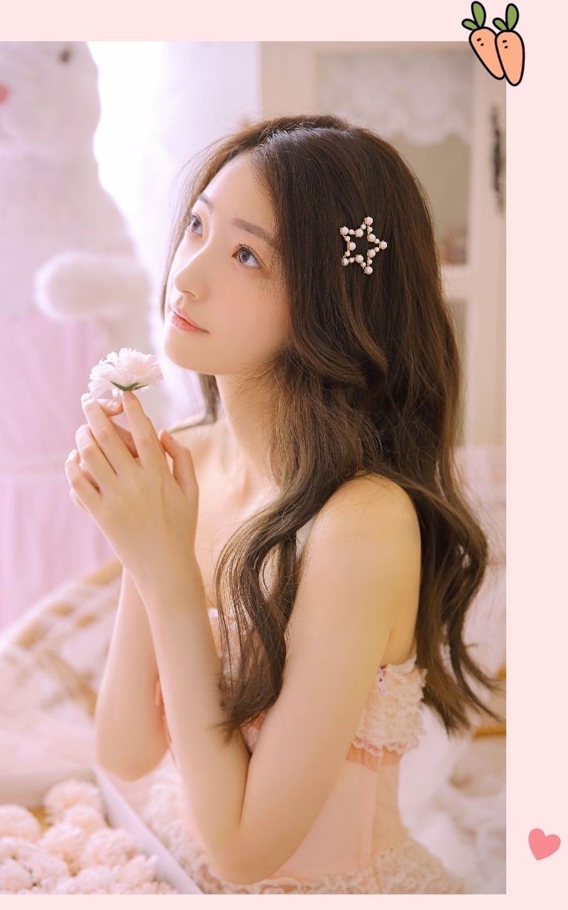 卷发美女粉色纱裙香肩锁骨写真  第12张