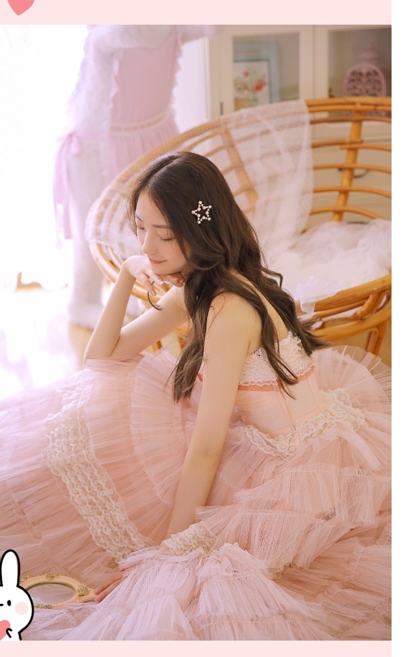 卷发美女粉色纱裙香肩锁骨写真  第13张