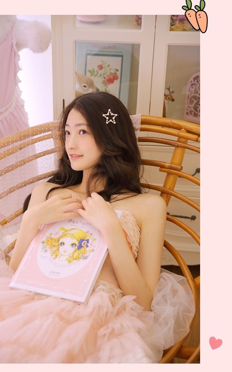 卷发美女粉色纱裙香肩锁骨写真  第14张