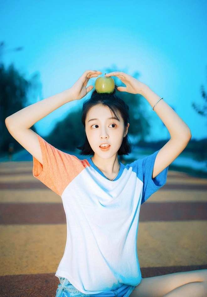 短发美女牛仔热裤修长美腿写真  第1张