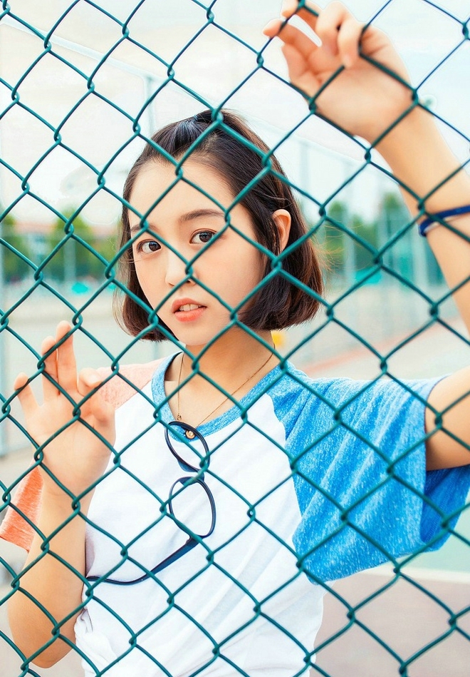 短发美女牛仔热裤修长美腿写真  第3张
