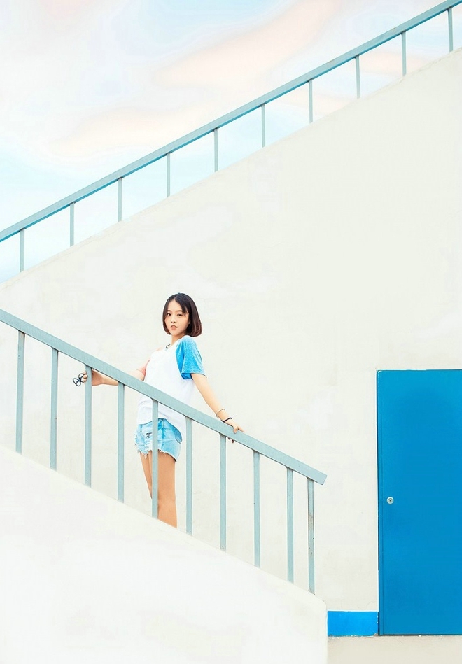 短发美女牛仔热裤修长美腿写真  第4张