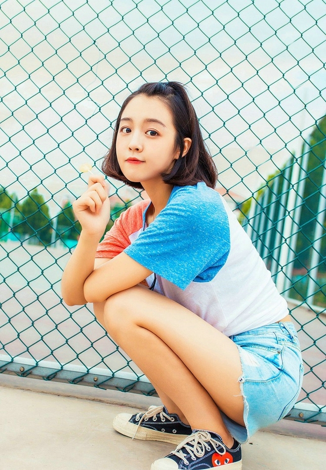 短发美女牛仔热裤修长美腿写真  第5张