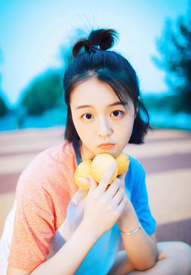 短发美女牛仔热裤修长美腿写真  第6张