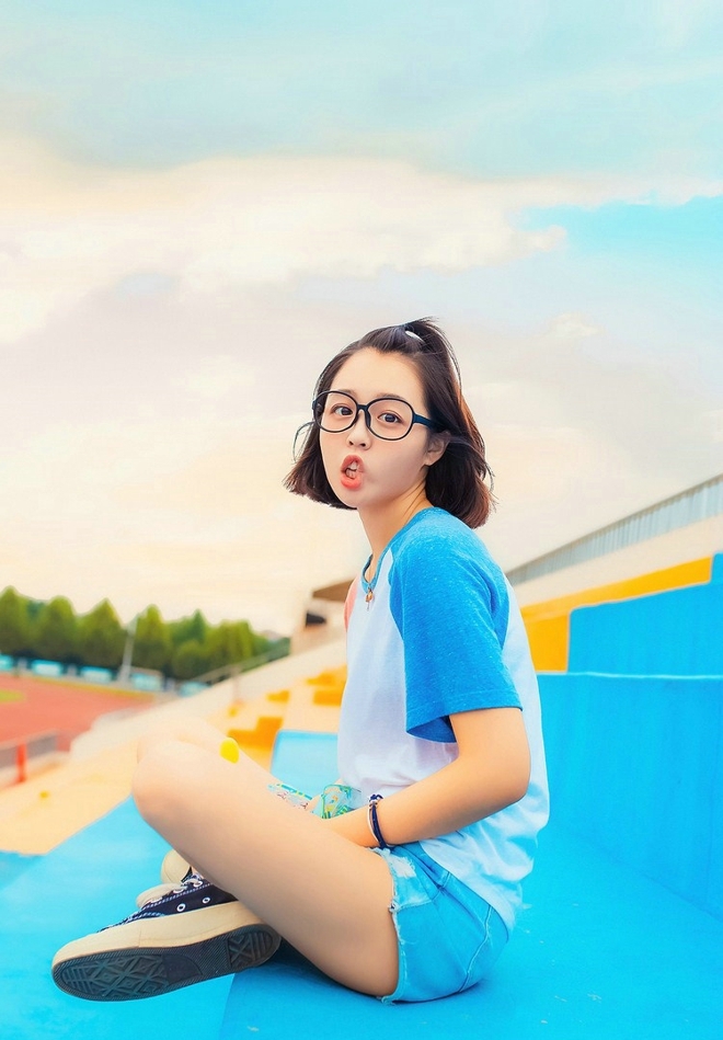 短发美女牛仔热裤修长美腿写真  第7张