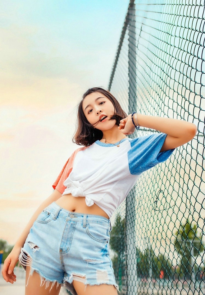 短发美女牛仔热裤修长美腿写真  第8张