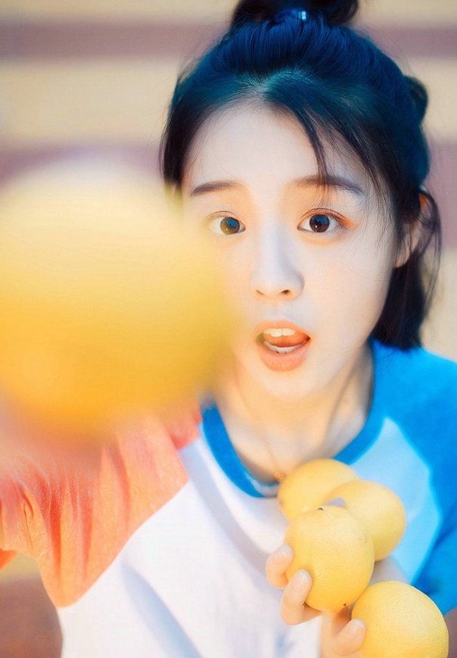 短发美女牛仔热裤修长美腿写真  第10张
