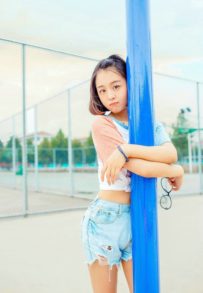 短发美女牛仔热裤修长美腿写真  第11张