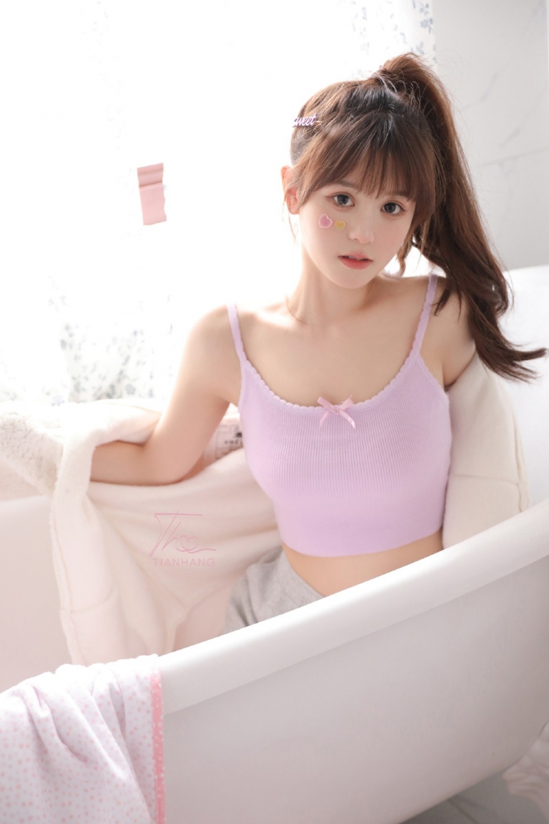 高马尾美少女小蛮腰大长腿写真  第2张