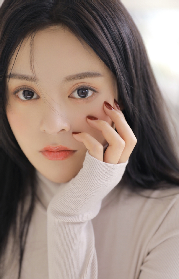 长发美女气质清冷室内个人写真  第2张
