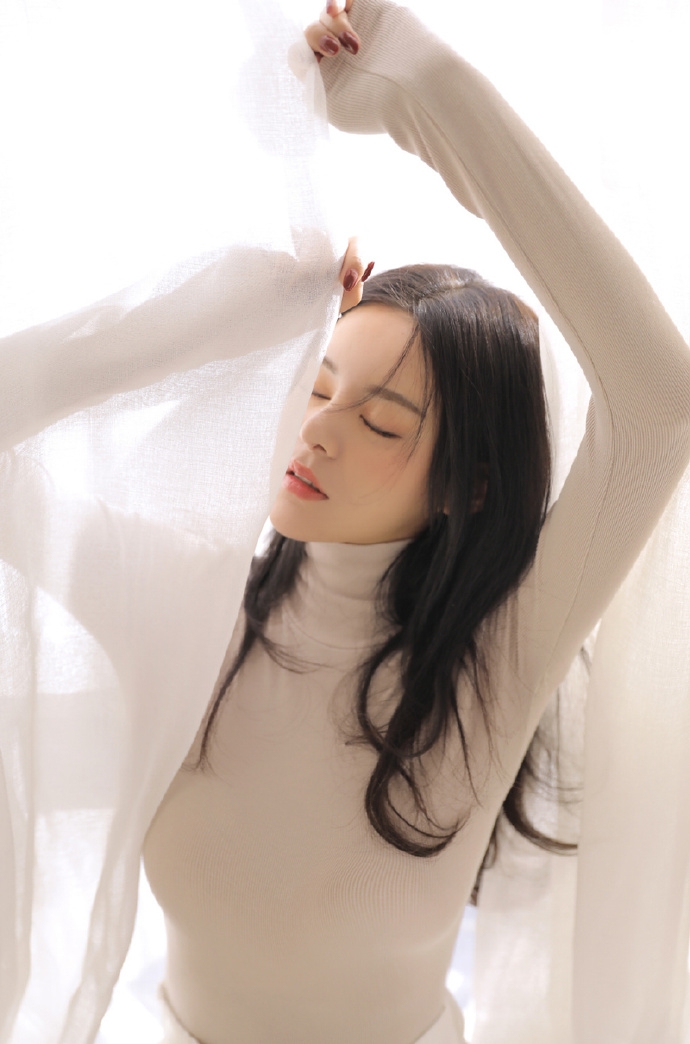 长发美女气质清冷室内个人写真  第3张