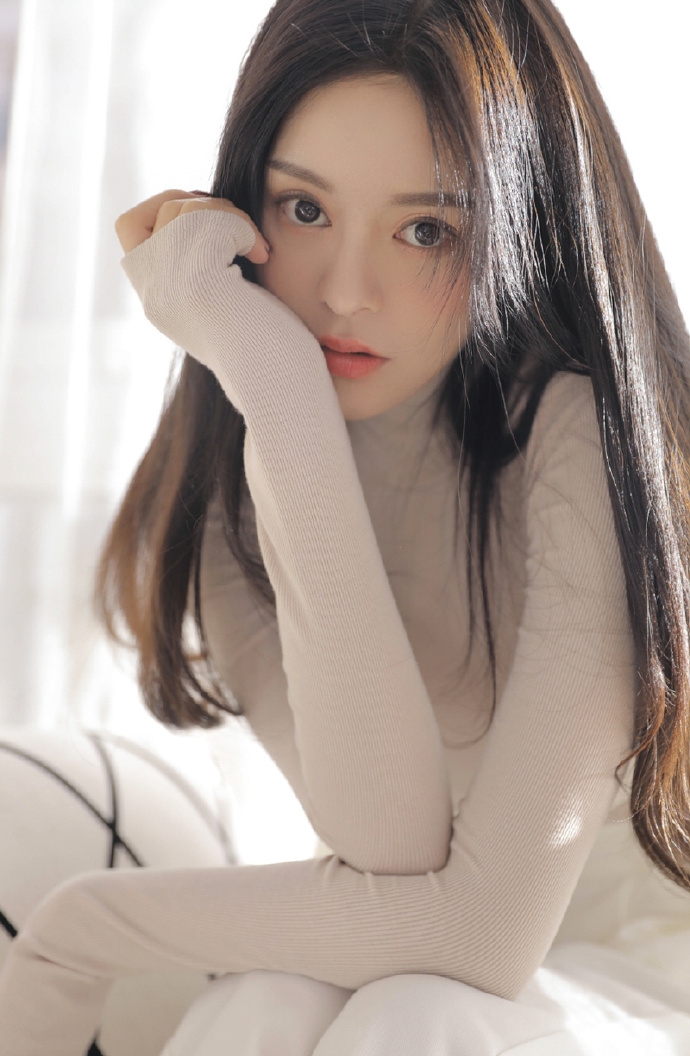 长发美女气质清冷室内个人写真  第4张