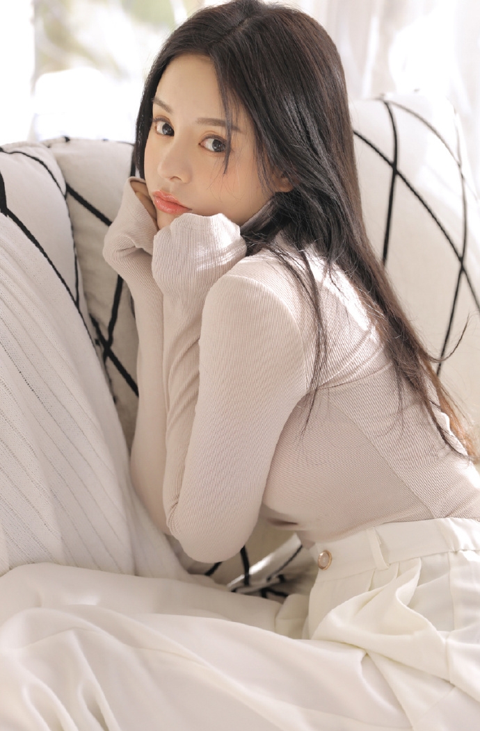 长发美女气质清冷室内个人写真  第7张