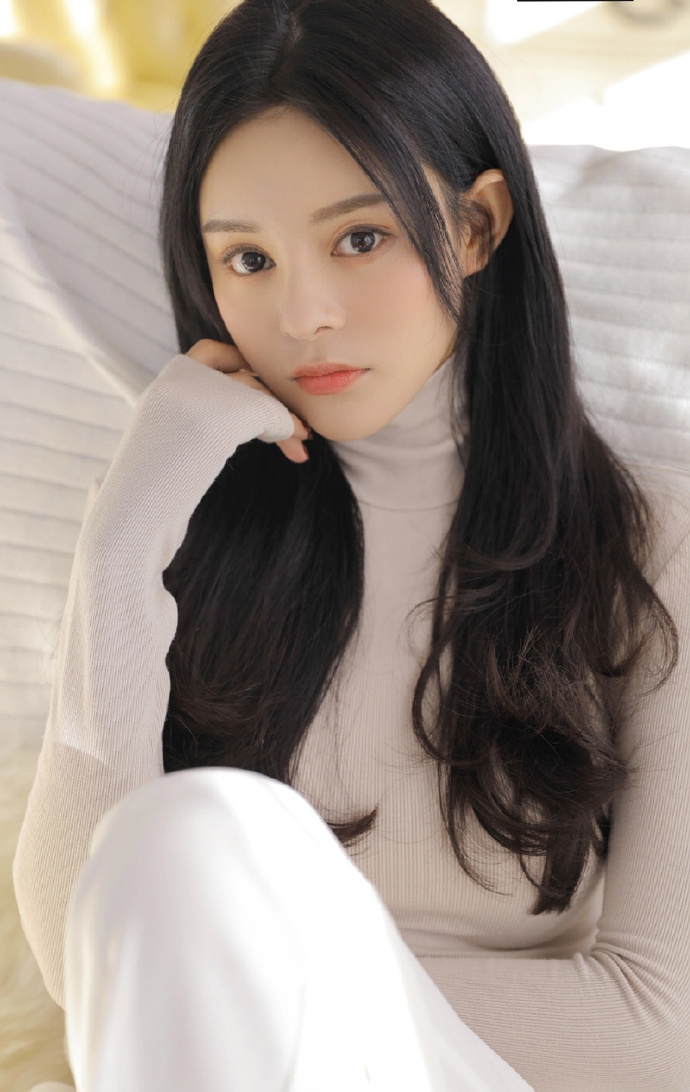 长发美女气质清冷室内个人写真  第8张