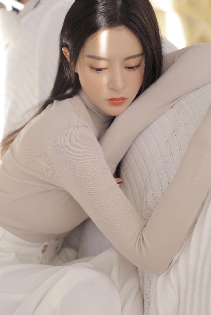 长发美女气质清冷室内个人写真  第9张