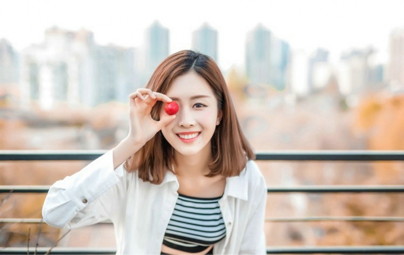 天台美女露齿甜笑美丽大方写真  第1张