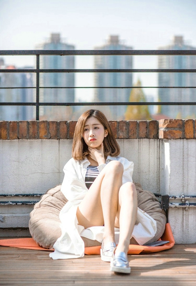 天台美女露齿甜笑美丽大方写真  第4张