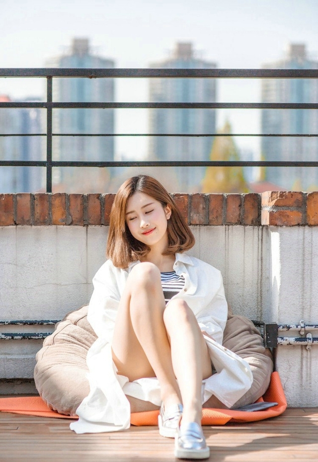 天台美女露齿甜笑美丽大方写真  第5张