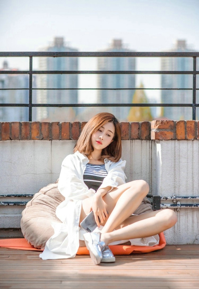 天台美女露齿甜笑美丽大方写真  第7张