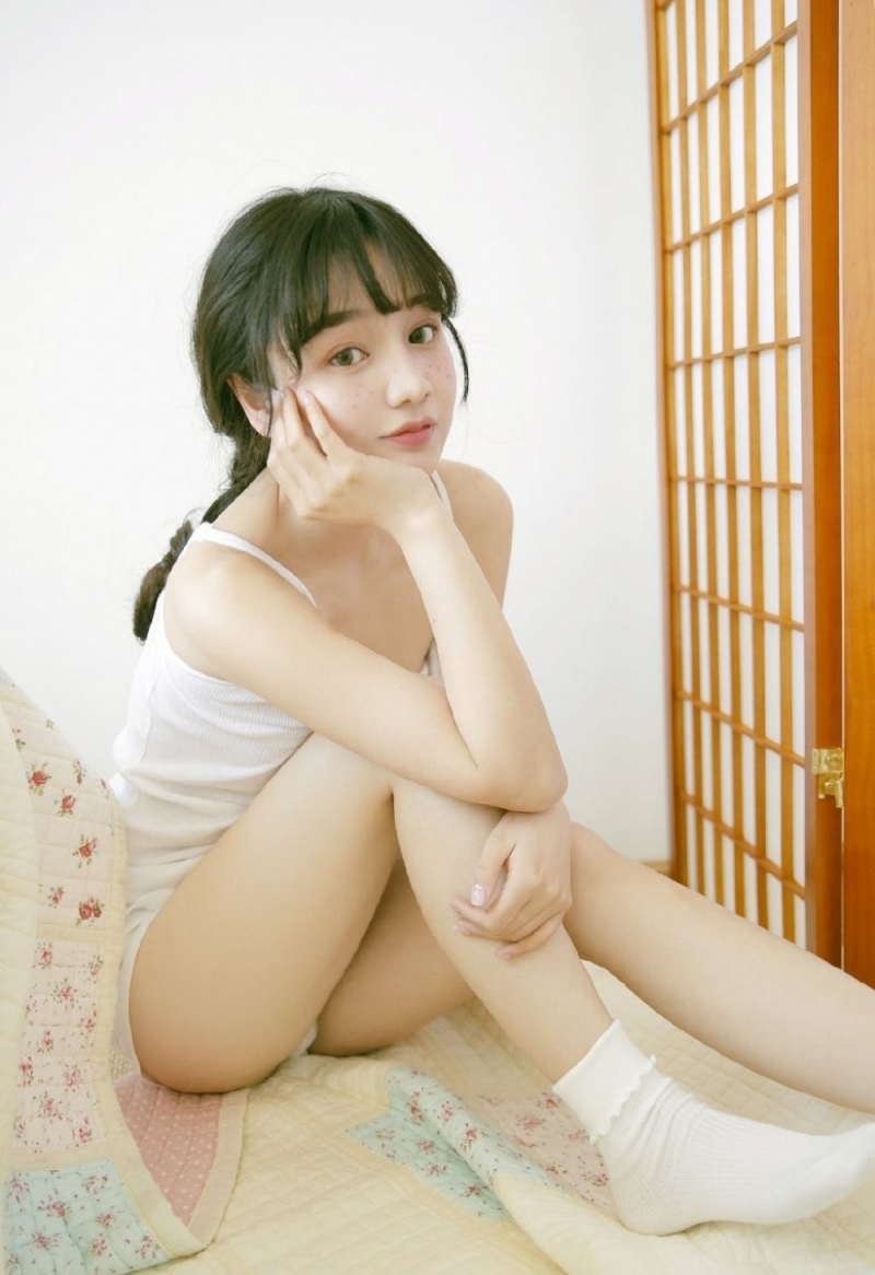 居家美女吊带短裤香肩美腿图片  第2张