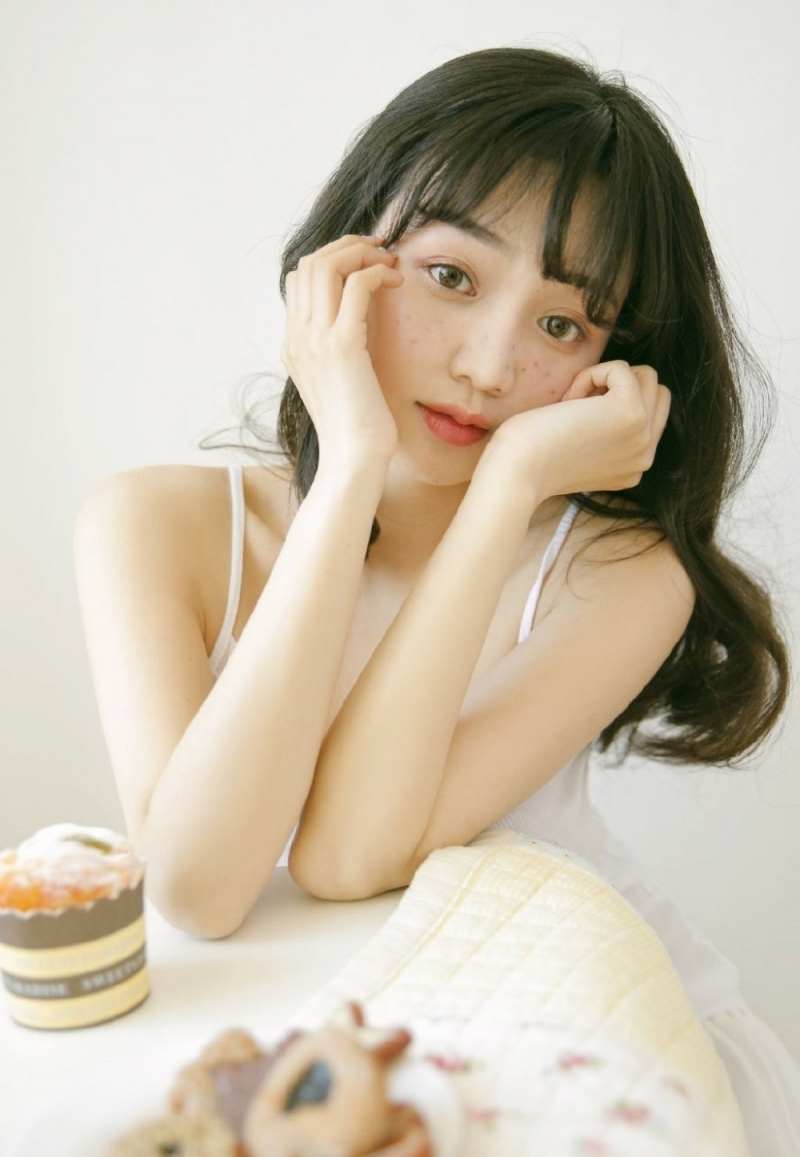 居家美女吊带短裤香肩美腿图片  第3张