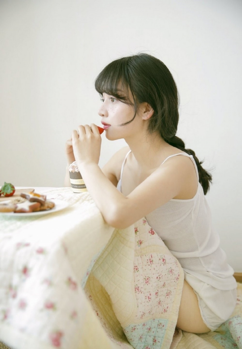 居家美女吊带短裤香肩美腿图片  第5张