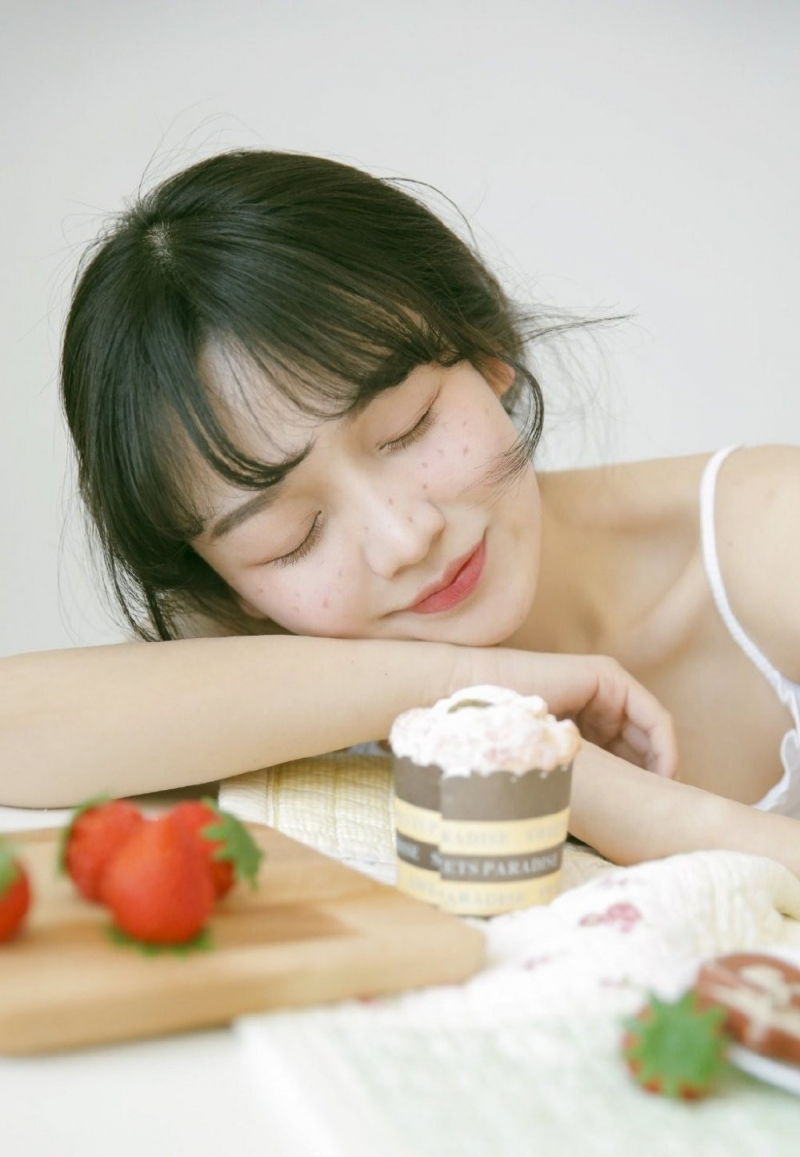居家美女吊带短裤香肩美腿图片  第6张