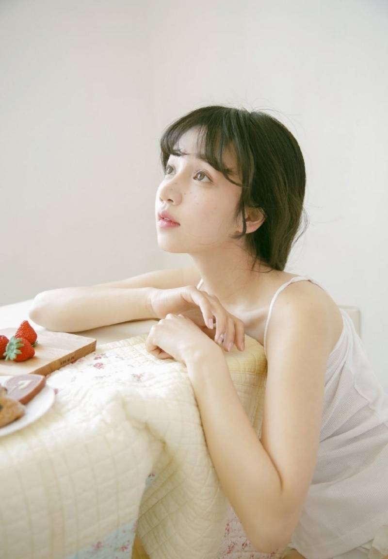 居家美女吊带短裤香肩美腿图片  第7张