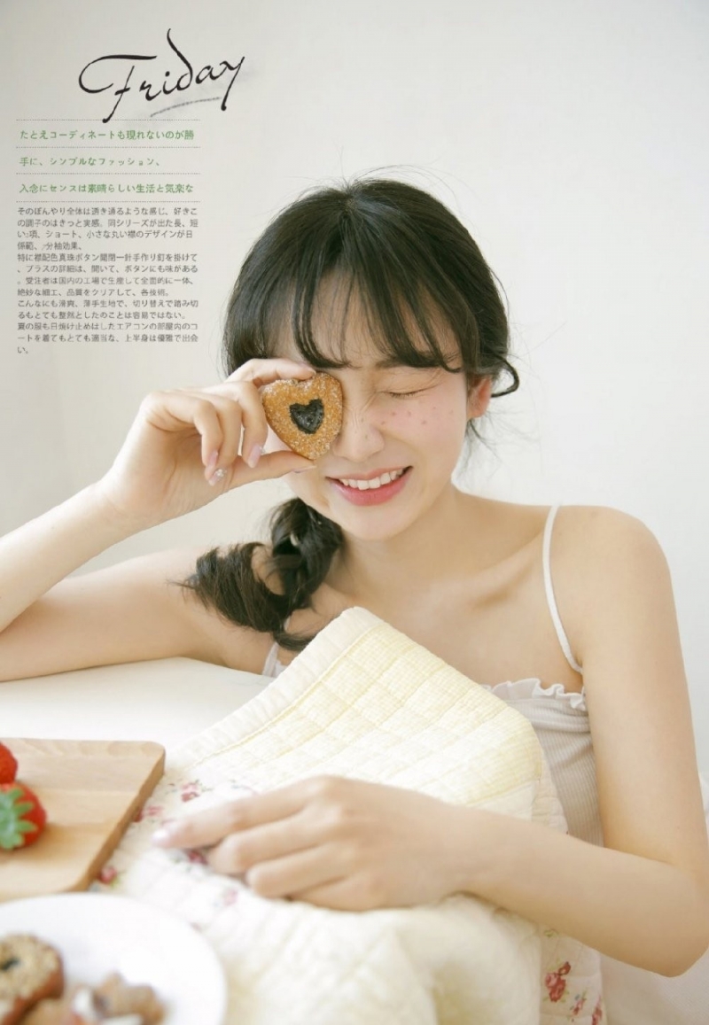 居家美女吊带短裤香肩美腿图片  第8张