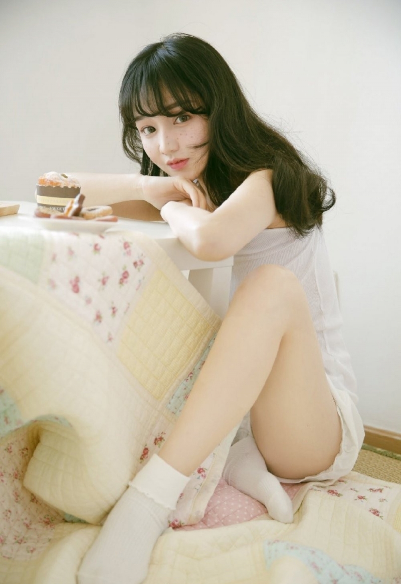 居家美女吊带短裤香肩美腿图片  第9张