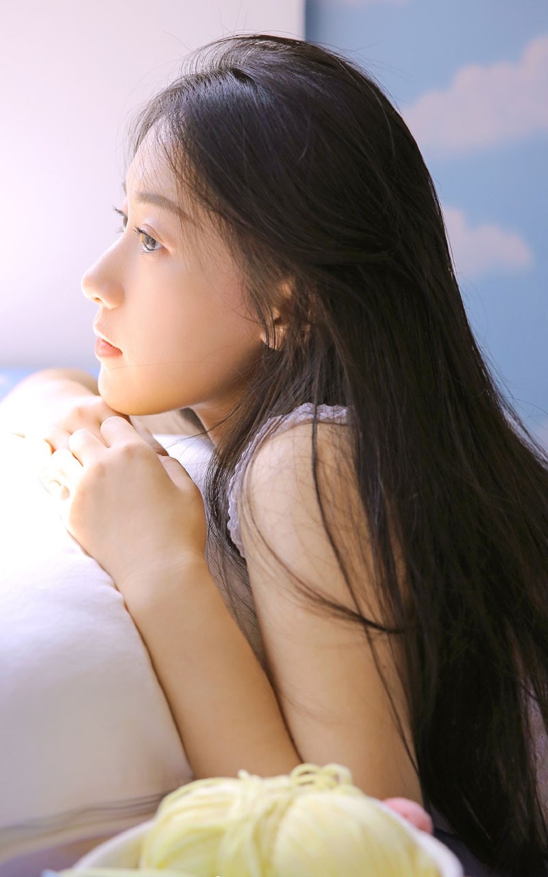 黑长直发气质女神吊带香肩图片  第3张