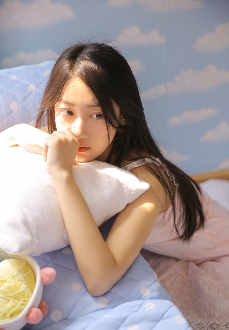 黑长直发气质女神吊带香肩图片  第8张