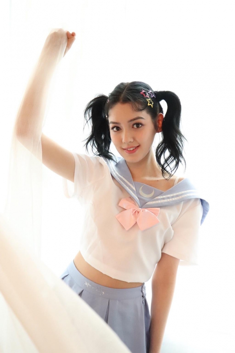 双马尾美少女学生制服私房写真  第3张