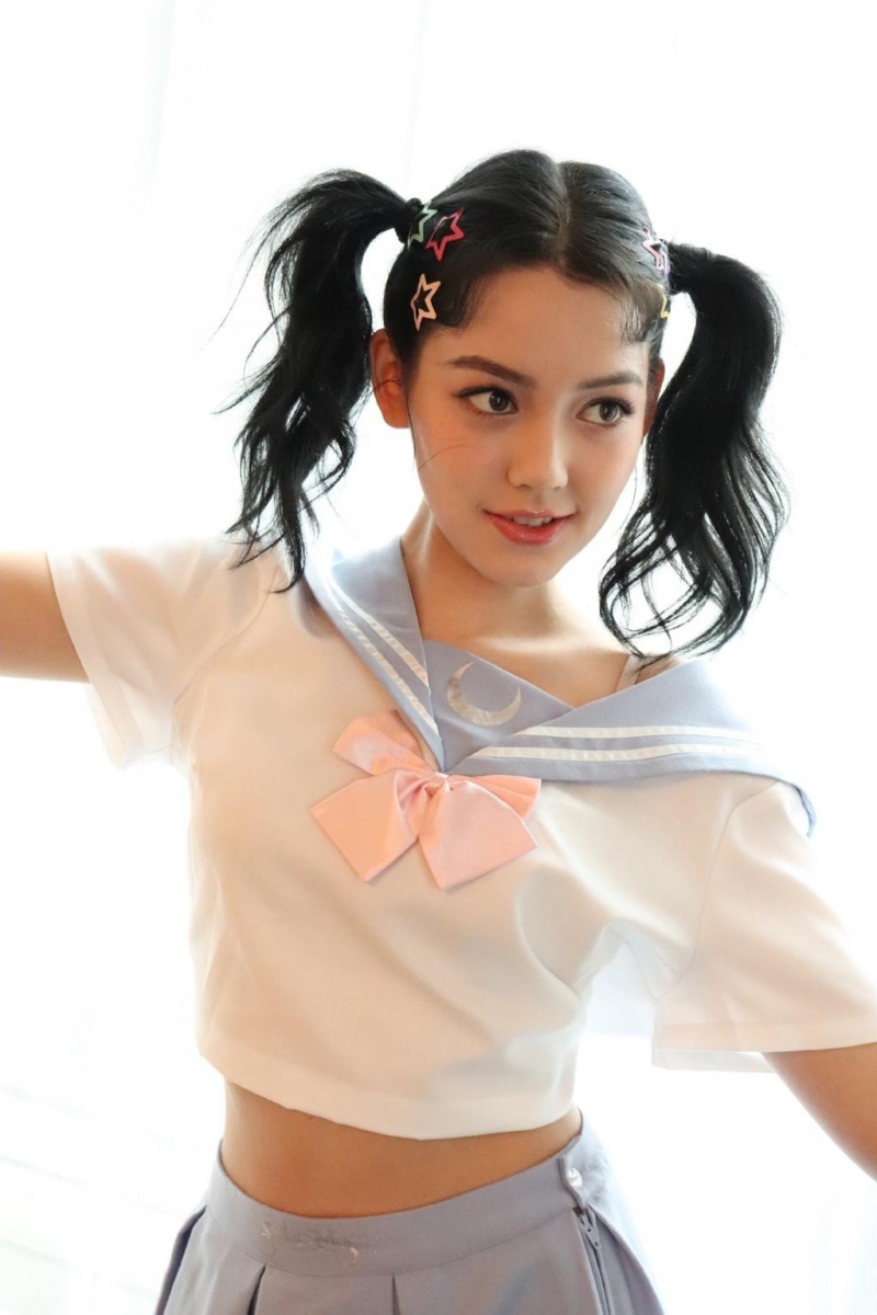 双马尾美少女学生制服私房写真  第4张