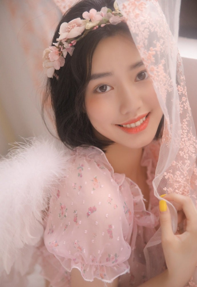粉嫩小妹小蛮腰大长腿居家写真  第1张