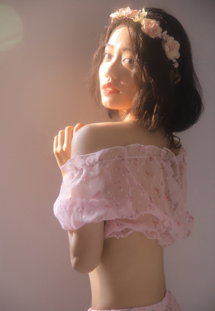 粉嫩小妹小蛮腰大长腿居家写真  第2张