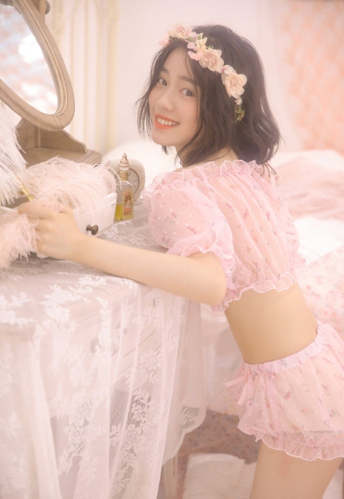 粉嫩小妹小蛮腰大长腿居家写真  第3张