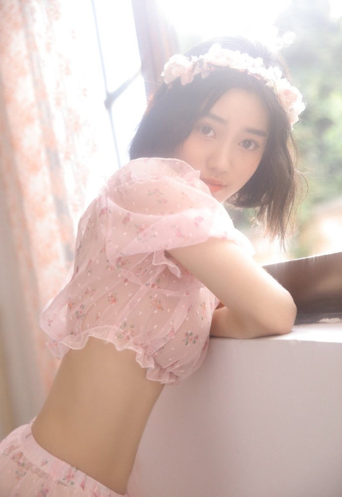 粉嫩小妹小蛮腰大长腿居家写真  第4张