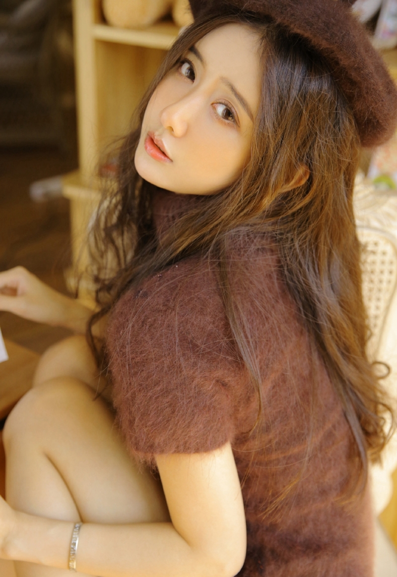 大长腿小姐姐长发披肩私房写真  第5张
