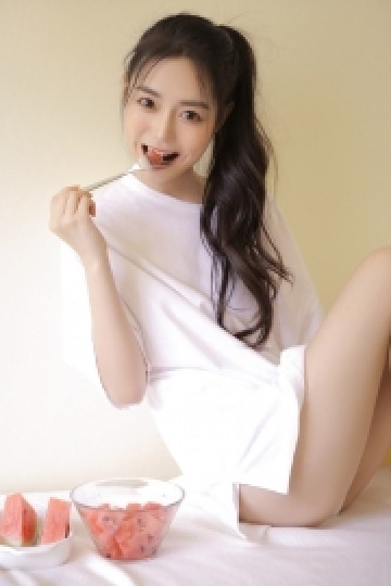 白皙美女波浪卷发甜美笑容修长美腿美女私密写真集