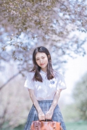 清纯美女学生妹户外养眼制服诱惑写真图片