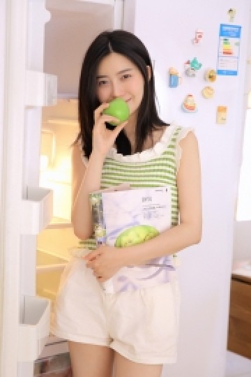牛奶肌美女青春靓丽减龄背带裤俏皮可人艺术摄影