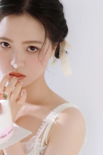 眼神魅惑勾人的清纯mm镜头前媚态横生妩媚撩人写真