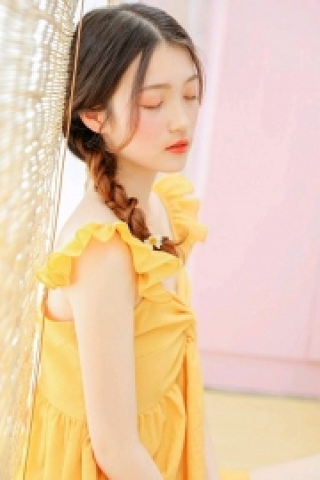 可爱甜美少女白嫩乖巧清纯美腿写真图片
